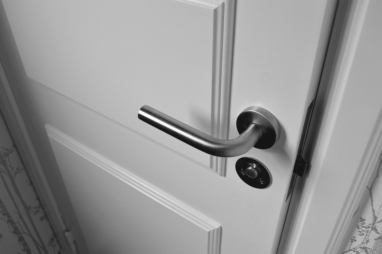 DIY Guide: Replacing a Door Handle in 5 Easy Steps